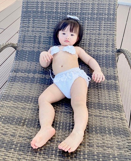 Mới hơn một tuổi, Winnie thường xuyên được bố mẹ cho đi bơi. Mỗi lần xuống nước, cô nhóc lại đổi một kiểu đồ tắm ngộ nghĩnh.