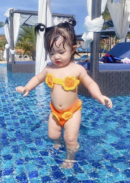 Đông Nhi sắm cho con gái nhiều mẫu bikini len móc kiểu dáng dễ thương.