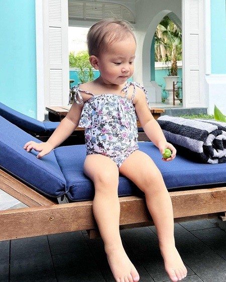 Hà Hồ không sắm trang phục đắt đỏ cho Lisa, tuy nhiên bộ sưu tập đồ bơi của cô nhóc cũng rất phong phú và đa dạng, chưa bao giờ mặc trùng.