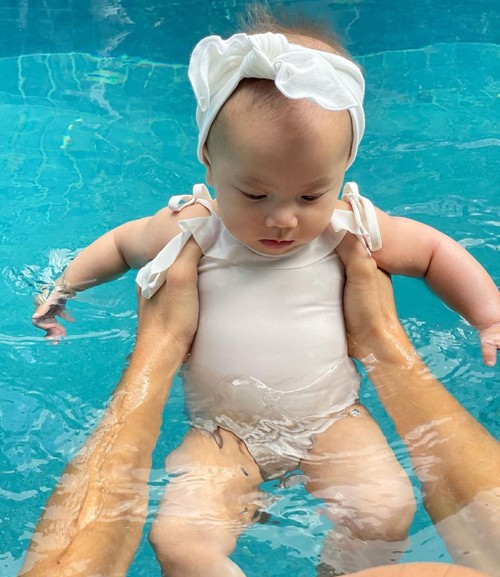 Lisa thường được mẹ cho mặc các kiểu bodysuit kiểu dáng đơn giản, màu sắc nhẹ nhàng, chất liệu mỏng nhẹ.