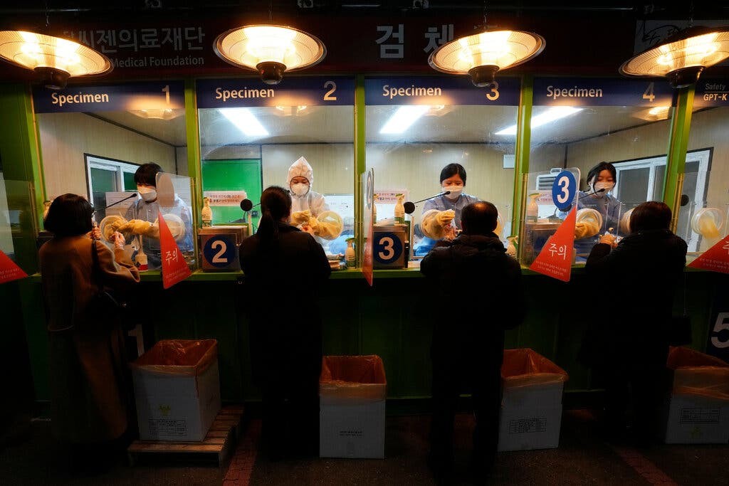 Covid-19: Mỹ và châu Âu tiếp tục chịu ảnh hưởng nặng nề, nới lỏng biện pháp phòng dịch