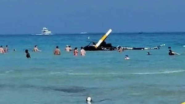 Mỹ: Máy bay trực thăng gặp sự cố, rơi xuống bãi biển đông người