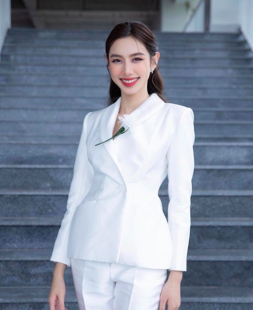 Xu hướng sử dụng trang phục chiết eo thay thế các mẫu áo blazer 'nuốt dáng' được Thùy Tiên và nhiều sao Việt yêu thích. Thiết kế vẫn đảm bảo yếu tố thanh lịch của dòng thời trang cổ điển nhưng được tạo điểm nhấn bằng nét gợi cảm, hiện đại.