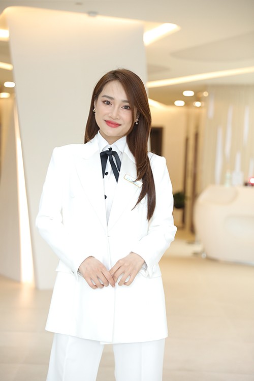 Trước khi diễn ra sự kiện, Nhã Phương tranh thủ khoe dáng trong trang phục menswear. Cô thỉnh thoảng run lên vì cái lạnh 8 độ C nhưng gương mặt vẫn tươi tắn.