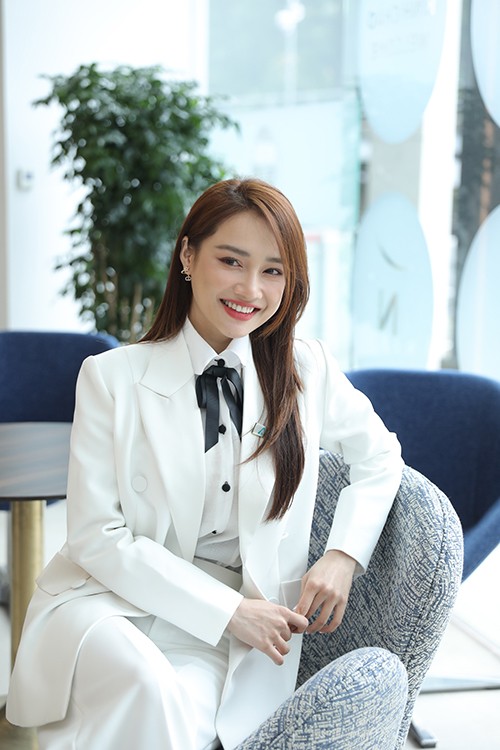 Cô cho biết rất hạnh phúc khi khách mời có mặt sớm và đông đủ dù thời tiết khắc nghiệt. Hôm 20/2, trời Hà Nội mưa lớn kèm nhiệt độ xuống thấp nên tạo cảm giác rét buốt.