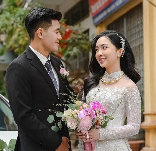 Bạn gái tiền đạo Hà Đức Chinh xinh lung linh trong lễ ăn hỏi