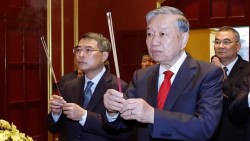 Tổng Bí thư Tô Lâm dâng hương tại Khu Di tích Hoàng thành Thăng Long và Di tích Nhà 67