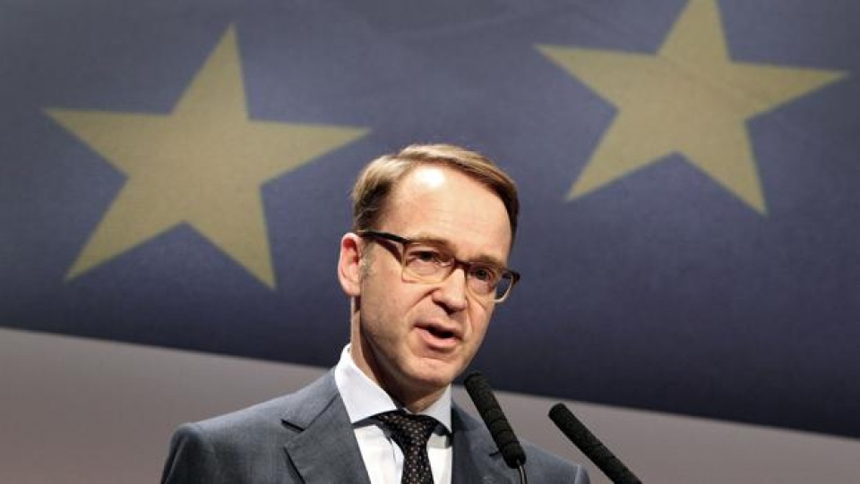 thong doc ngan hang duc phan nan ve chinh sach tien te cua ecb