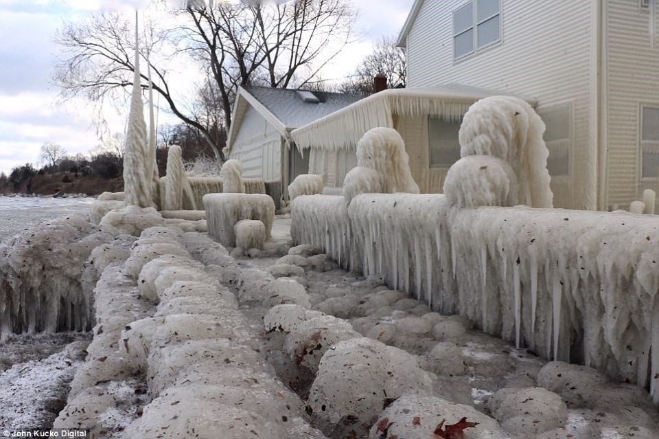 la lung ngoi nha bi phu bang trang xoa nhu trong co tich