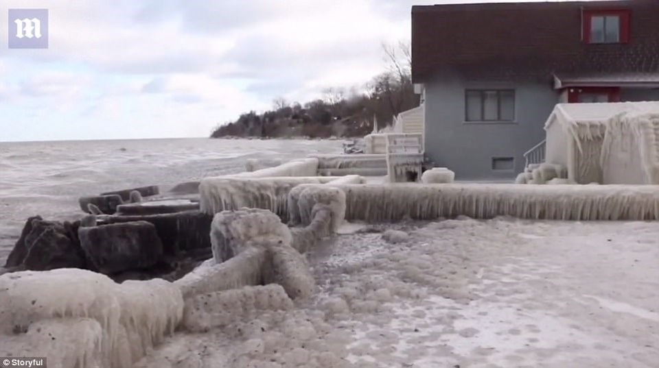 la lung ngoi nha bi phu bang trang xoa nhu trong co tich