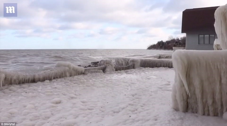 la lung ngoi nha bi phu bang trang xoa nhu trong co tich