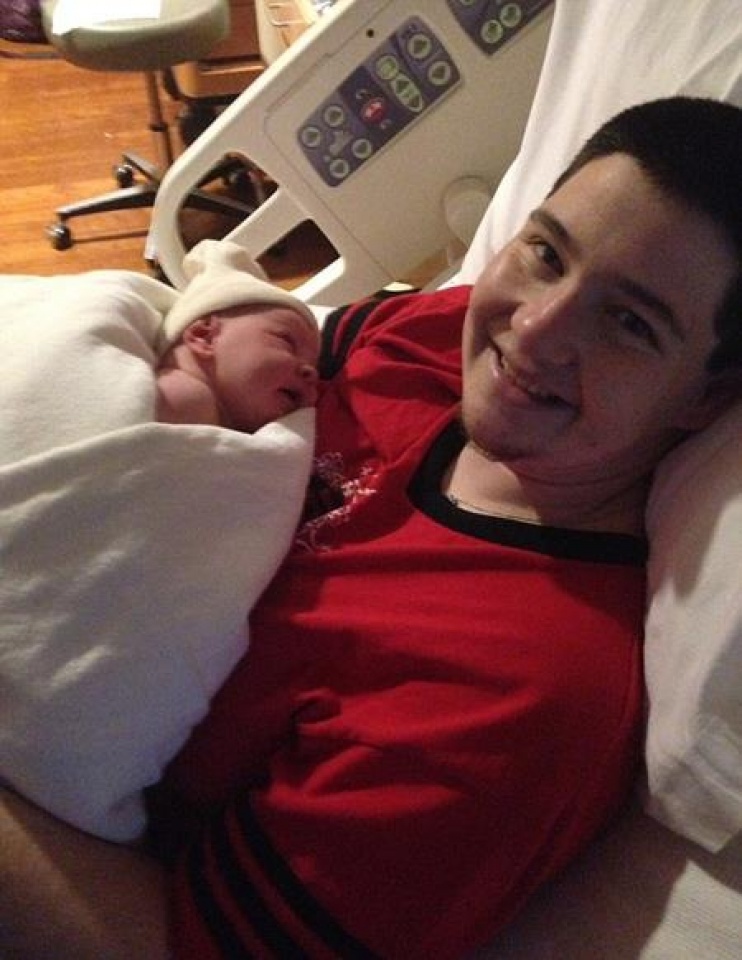 nguoi dan ong chuyen gioi sinh con ho vo