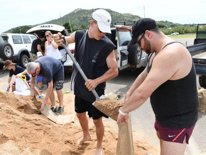 Siêu bão nhiệt đới Debbie đổ bộ Australia, sóng biển cao hơn 2m