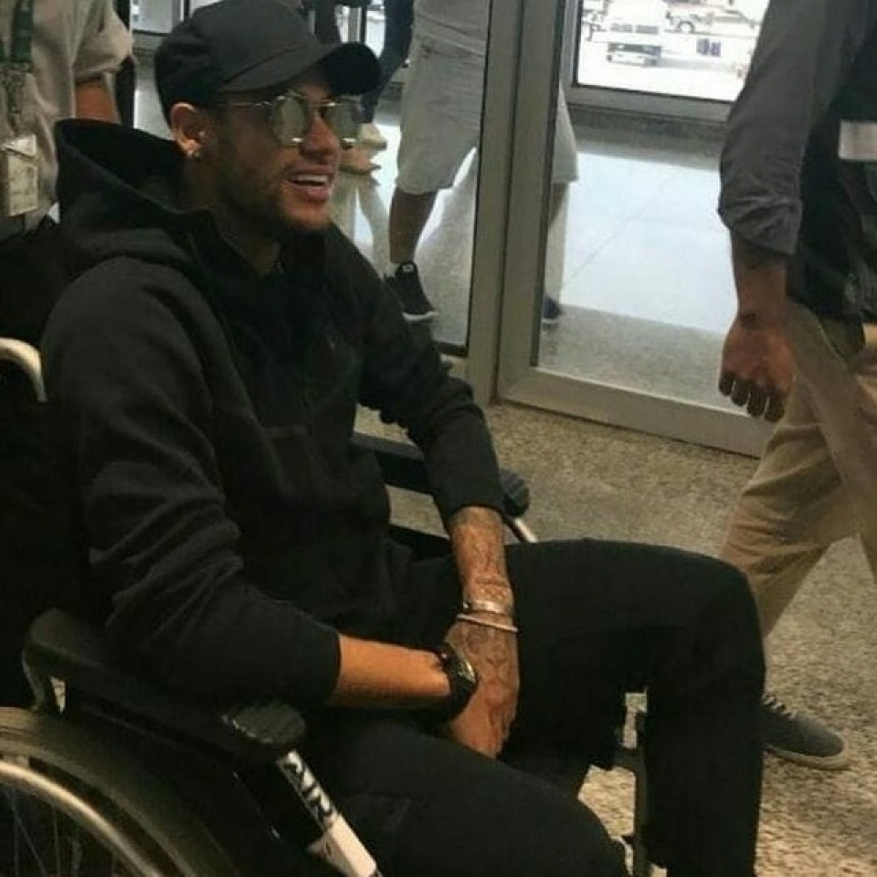 Neymar ngồi xe lăn, có nguy cơ vắng mặt ở World Cup 2018 neymar ngoi xe lan co nguy co vang mat o world cup 2018