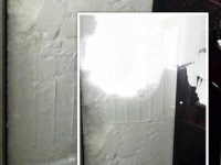 Anh: Tường tuyết che kín cửa nhà dân