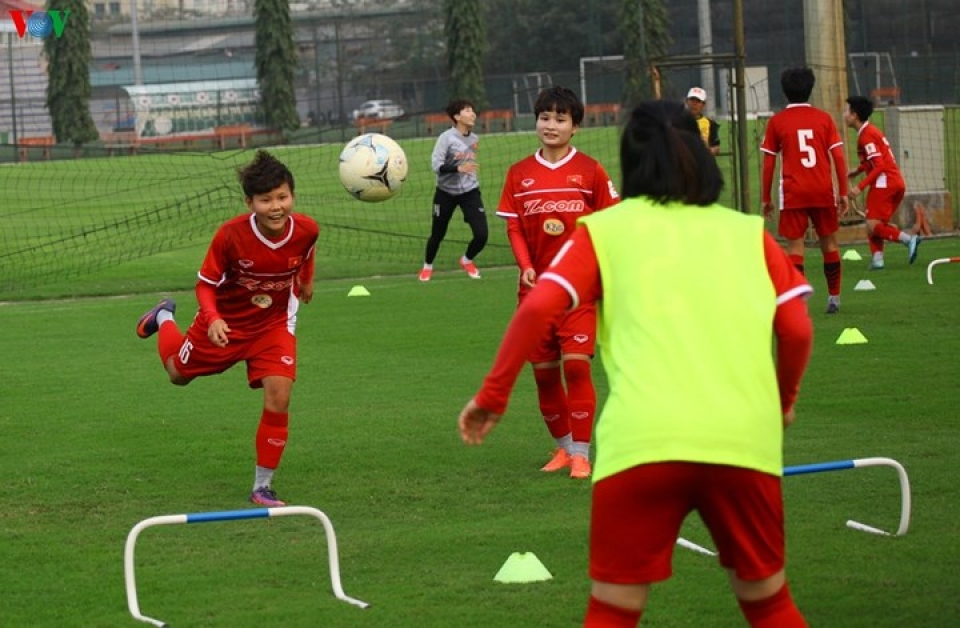 ngay 83 hlv mai duc chung tang qua dac biet cho dt nu viet nam