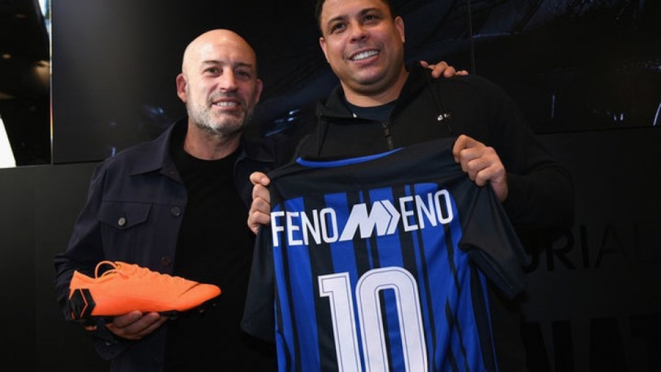 ronaldo beo du sinh nhat inter milan