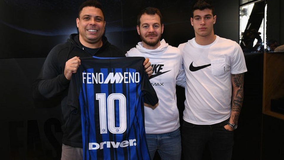 ronaldo beo du sinh nhat inter milan