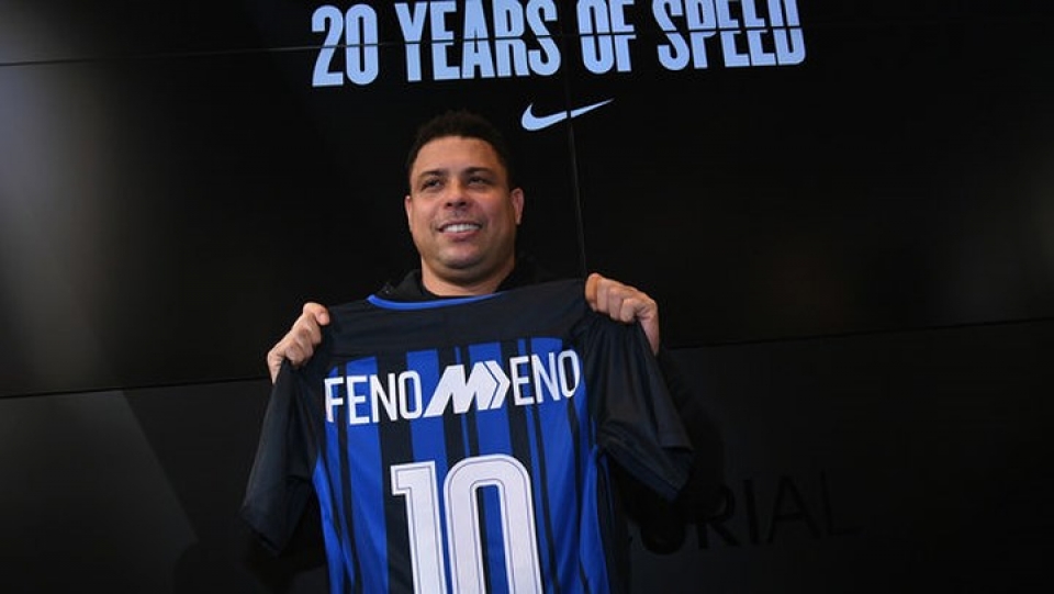 ronaldo beo du sinh nhat inter milan