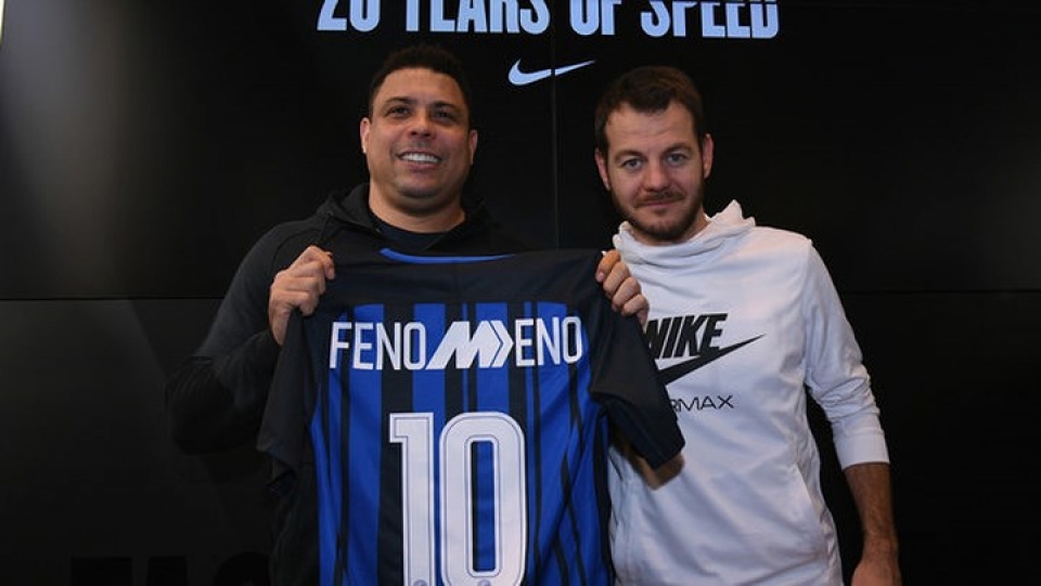 ronaldo beo du sinh nhat inter milan