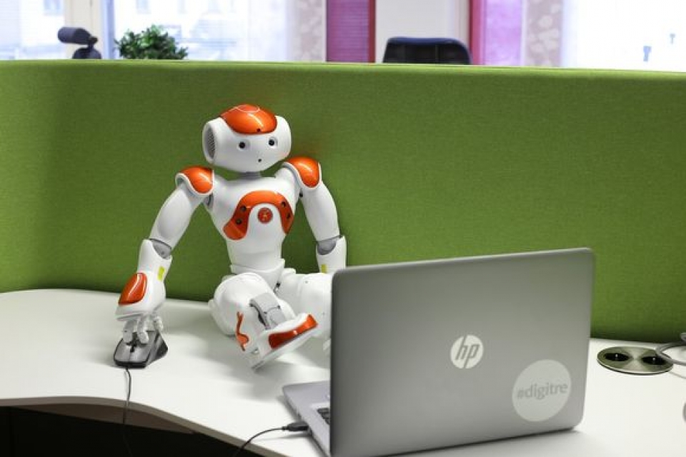 phan lan cho phep su dung robot trong viec ho tro giang day