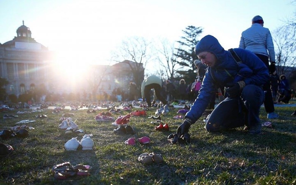 7000 doi giay truoc toa nha quoc hoi my de canh bao bao luc sung dan