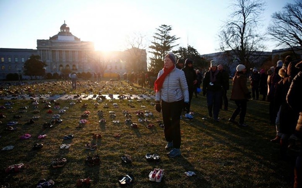 7000 doi giay truoc toa nha quoc hoi my de canh bao bao luc sung dan