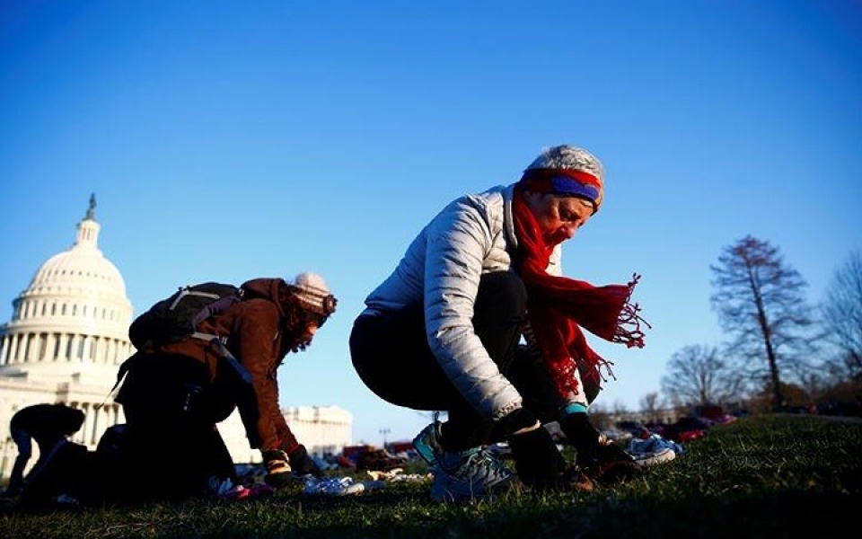 7000 doi giay truoc toa nha quoc hoi my de canh bao bao luc sung dan