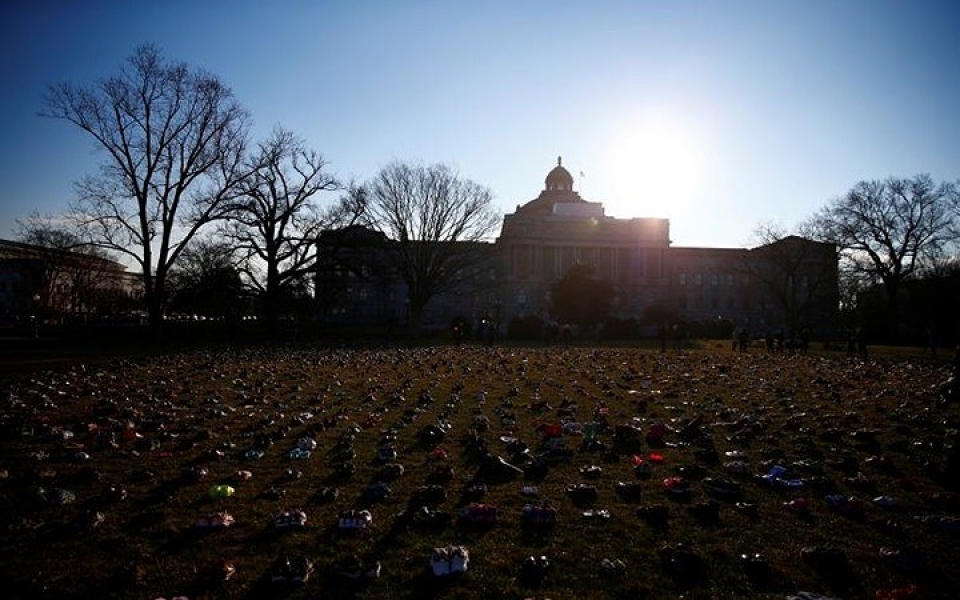 7000 doi giay truoc toa nha quoc hoi my de canh bao bao luc sung dan