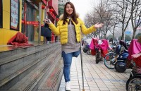Trung Quốc: Nỗ lực đáng ngưỡng mộ của cô gái tật nguyền