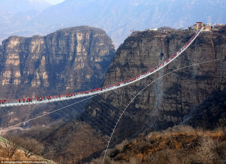 trung quoc hang tram du khach chen chuc tren cau kinh o do cao hon 200m