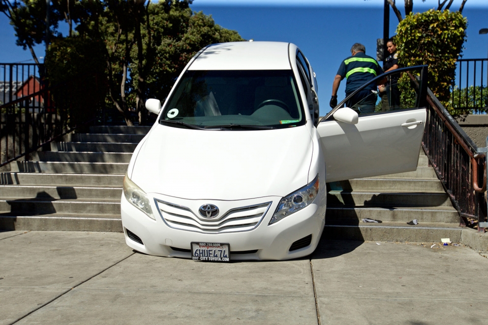 Xe Uber bị mắc kẹt vì lỗi ứng dụng chỉ đường xe uber mac ket tren cau thang bo vi loi ung dung chi duong