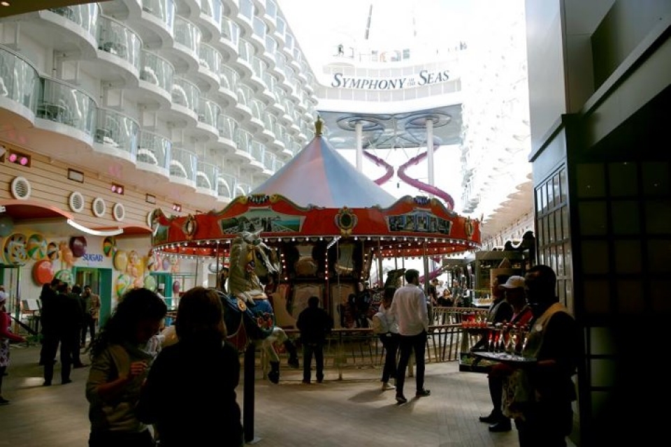 cuoc song sieu xa hoa tren du thuyen lon nhat the gioi