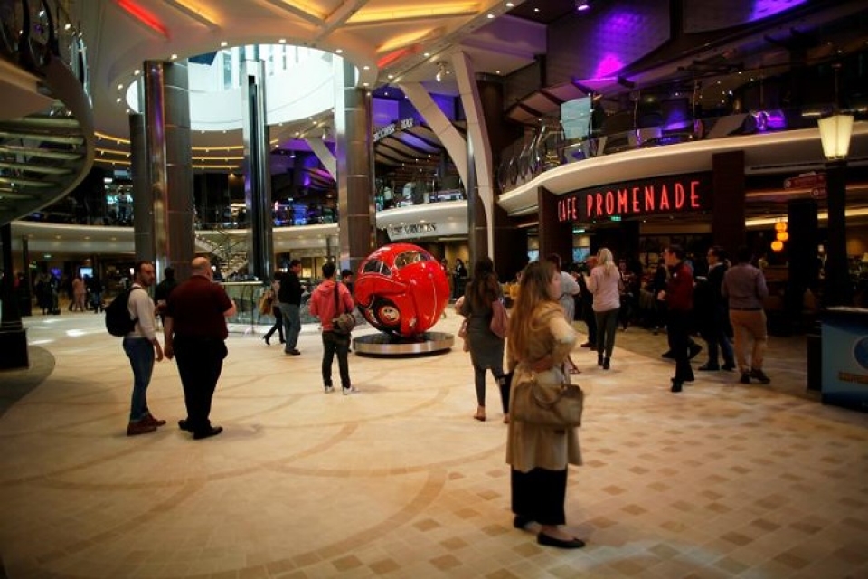 cuoc song sieu xa hoa tren du thuyen lon nhat the gioi