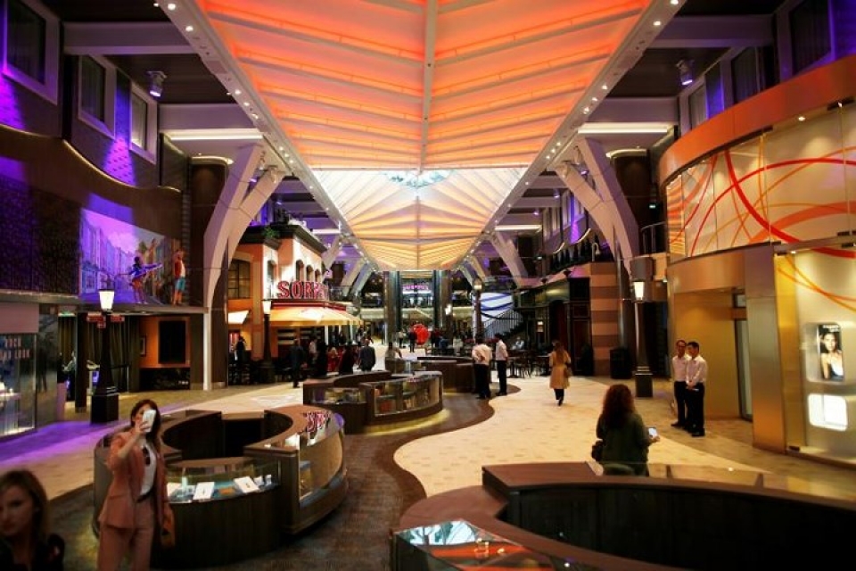 cuoc song sieu xa hoa tren du thuyen lon nhat the gioi