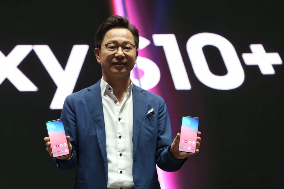 lan dau tien samsung dua galaxy s10 bay den tang binh luu de chup trai dat