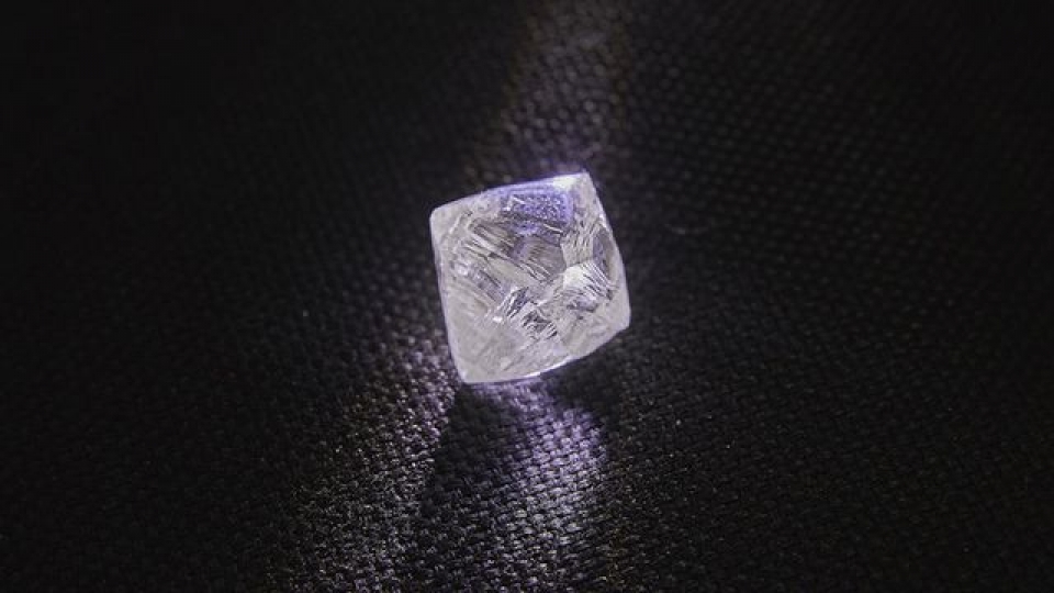 Công ty Nga khai thác được viên kim cương "khủng" nặng 100 carat tim thay vien kim cuong khung nang 100 carat