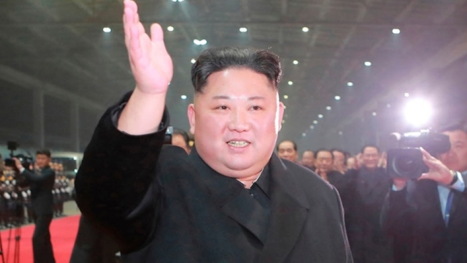 kcna chu tich kim jong un tuoi cuoi niem no khi ve den ga binh nhuong
