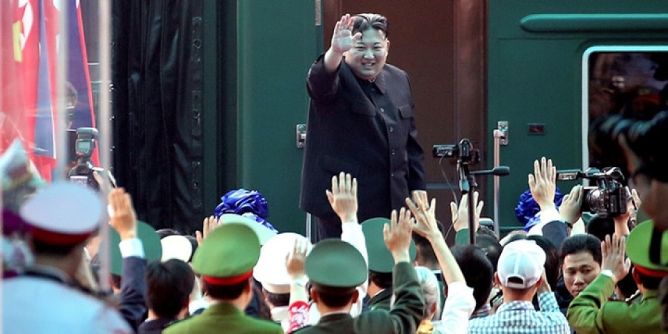 kcna chu tich kim jong un tuoi cuoi niem no khi ve den ga binh nhuong