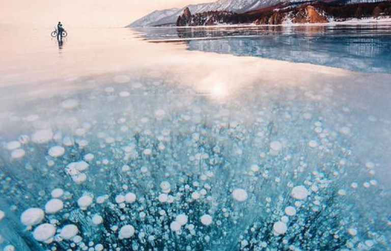 Ngắm "hiện tượng siêu nhiên" trên hồ nước ngọt sâu nhất thế giới