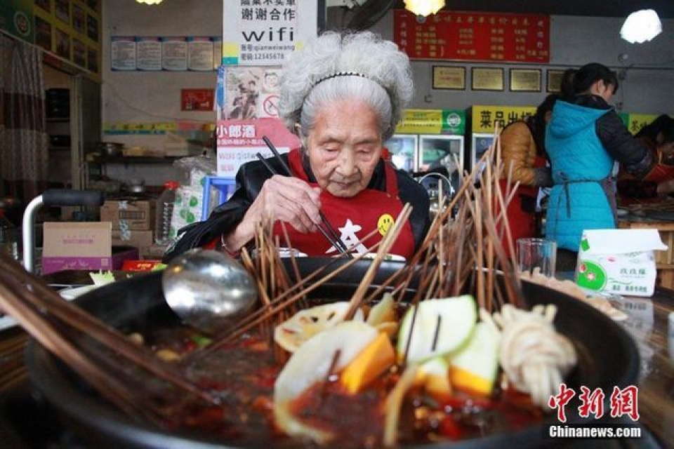 trung quoc dan mang phat sot vi cu ba 98 tuoi co thoi quen an uong nhu thanh nien