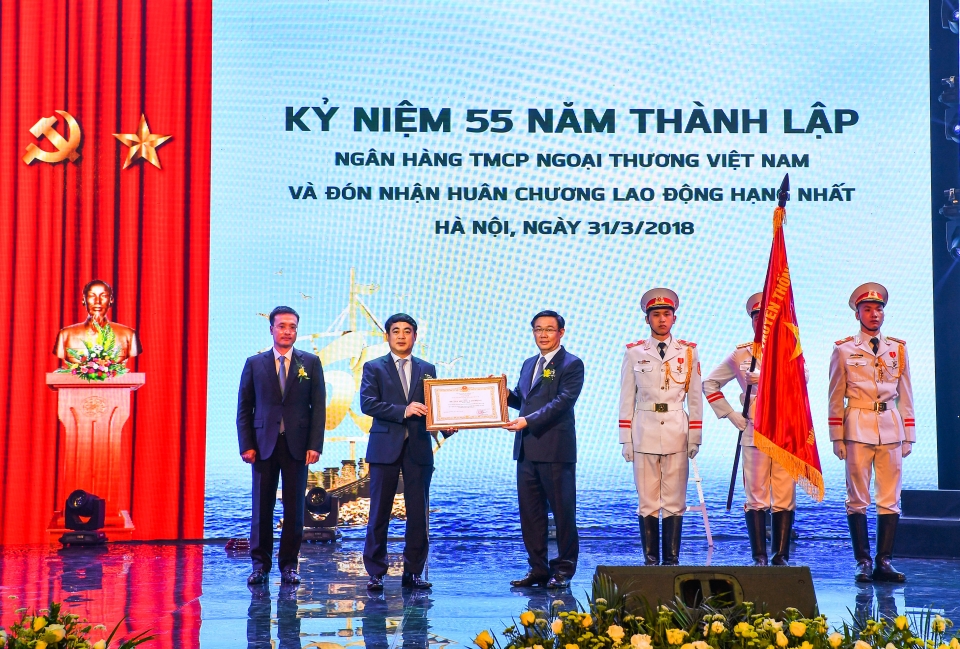 vietcombank khang dinh vi the dan dau vung vang de hoi nhap