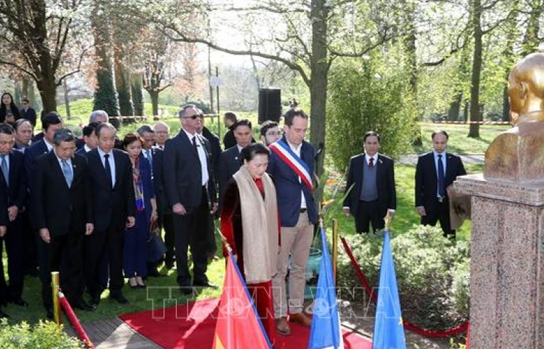 Chủ tịch Quốc hội đặt hoa tại Tượng đài Chủ tịch Hồ Chí Minh ở Montreuil