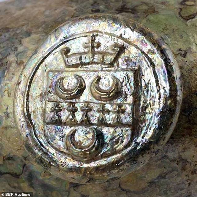 dao dat bat ngo dao duoc chai ruou co tri gia 600 trieu dong