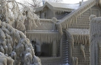 Cảnh tượng lạ lẫm bao phủ những ngôi nhà sau trận bão tuyết