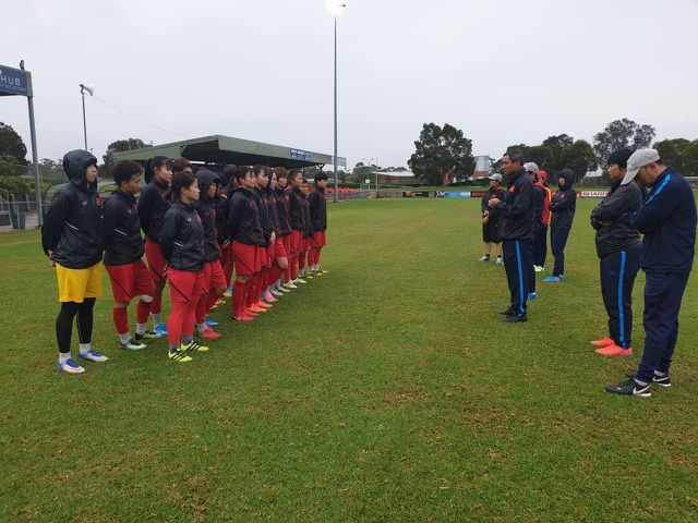 doi tuyen nu viet nam tap luyen tai australia chuan bi cho tran play off