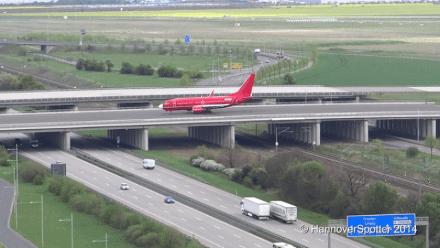 doc dao may bay phai di tren cau vuot cao toc hang ngay