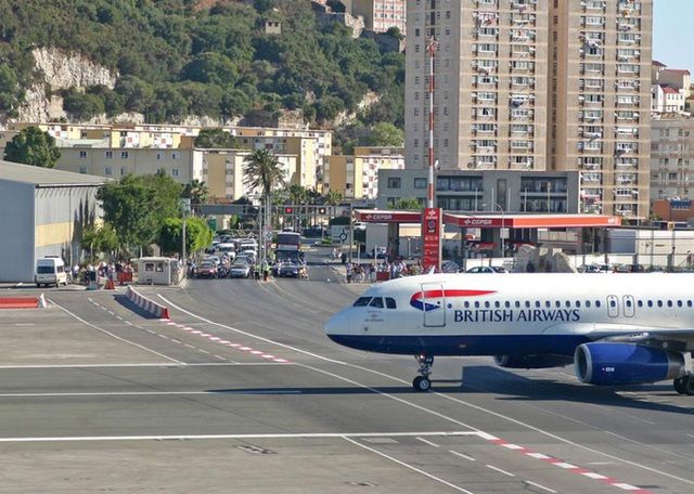 doc dao may bay phai di tren cau vuot cao toc hang ngay