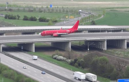 Độc đáo: Máy bay đi trên cầu vượt cao tốc hàng ngày