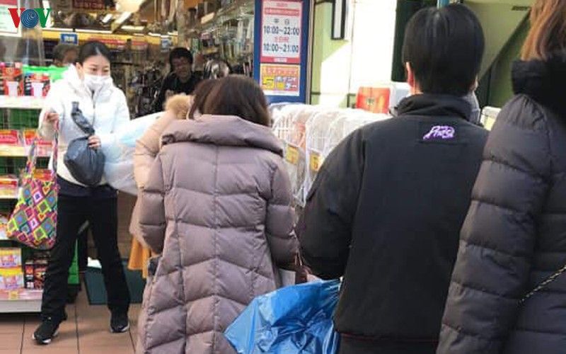 nhan vien y te nhat ban xin loi vi tin don thieu giay ve sinh